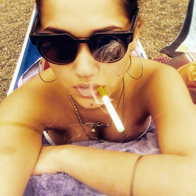 ლიზა ყენიას სკანდალური ფოტოსესიის შემდეგ საბრინას ამსგავსებენ - „უსწავლელად ფეხებს მიიღებ ამ ცხოვრებაში“ Rating